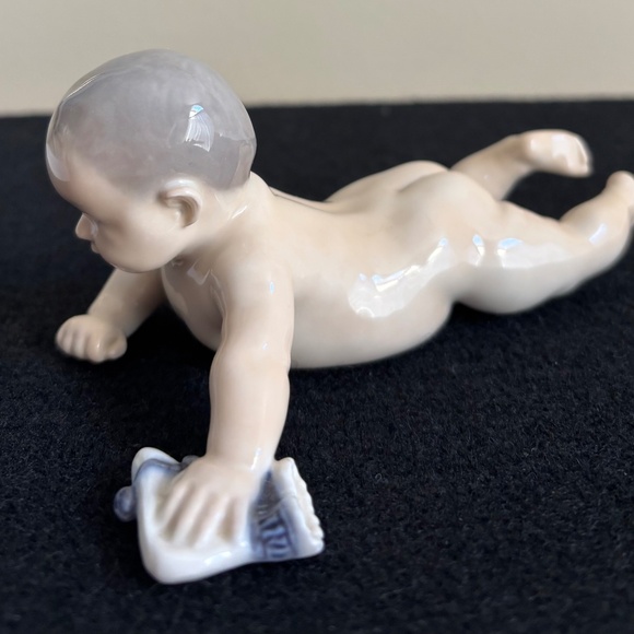 Royal Copenhagen Crawling Baby, #1739, ca.1960 - Picture 1 of 5